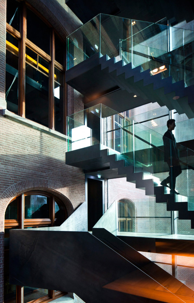 Les escaliers suspendus du Conservatorium Hotel, à Amsterdam.