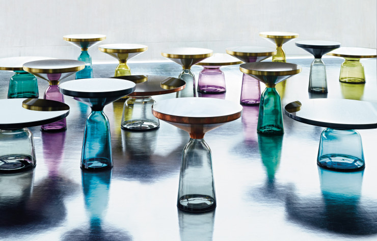 L’iconique table Bell (ClassiCon, 2012) de Sebastian Herkner préfigure le travail du verre pour les vases Tricolore (&Tradition).