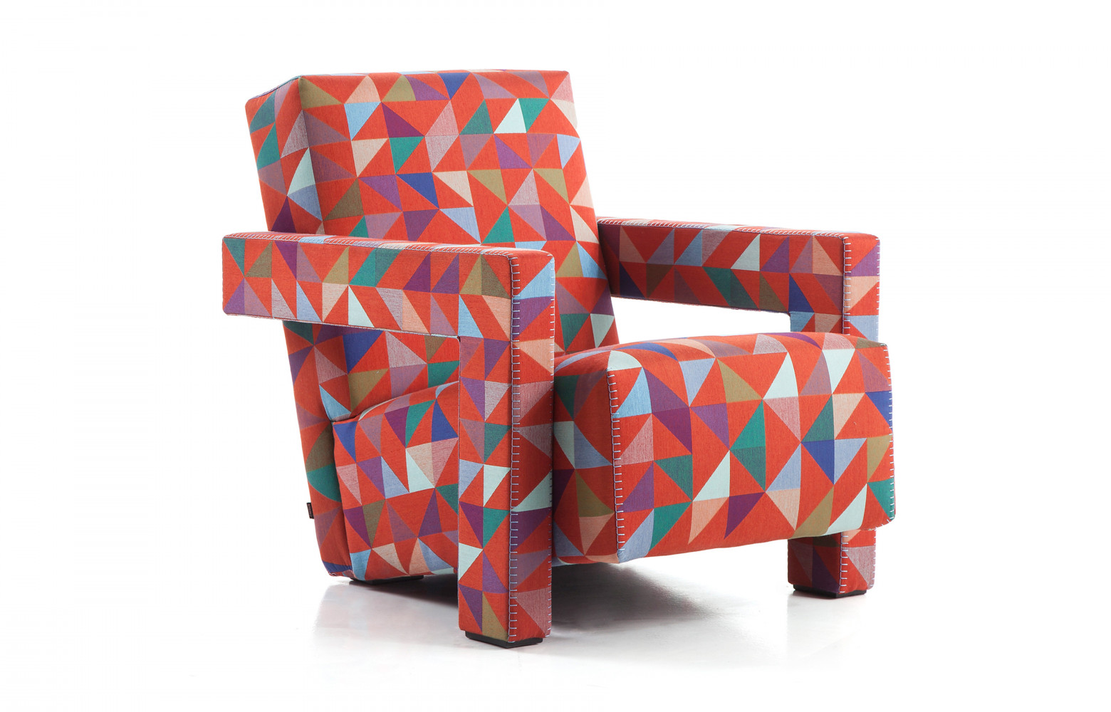 Le fauteuil "Utrecht", de Gerrit T. Rietveld (Cassina), revu et corrigé de façon contemporaine par Bertjan Pot,...