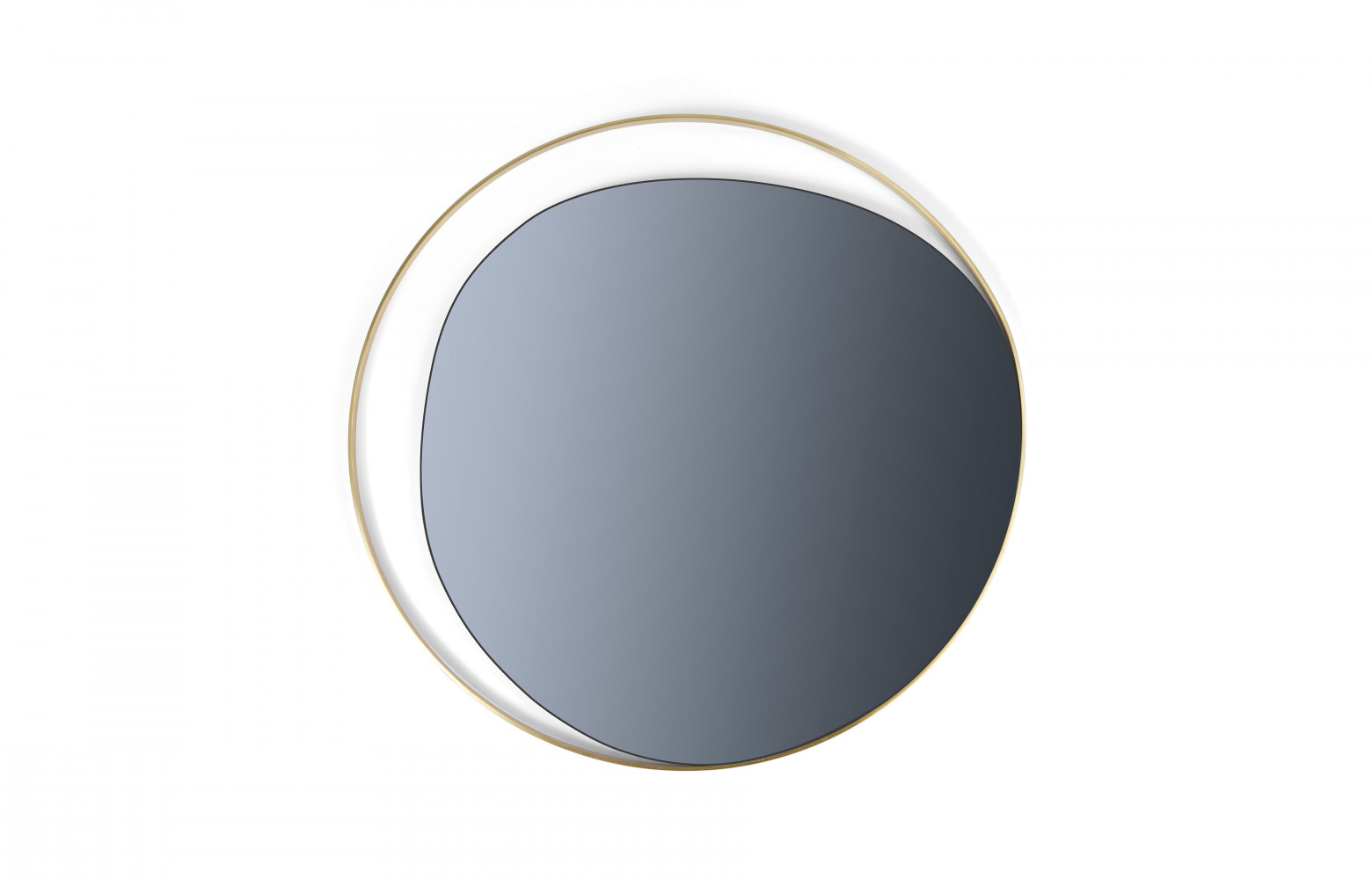 Red Edition se met aux miroirs. "Ellipse", en laiton et verre fumé gris, est, on l’espère, le...