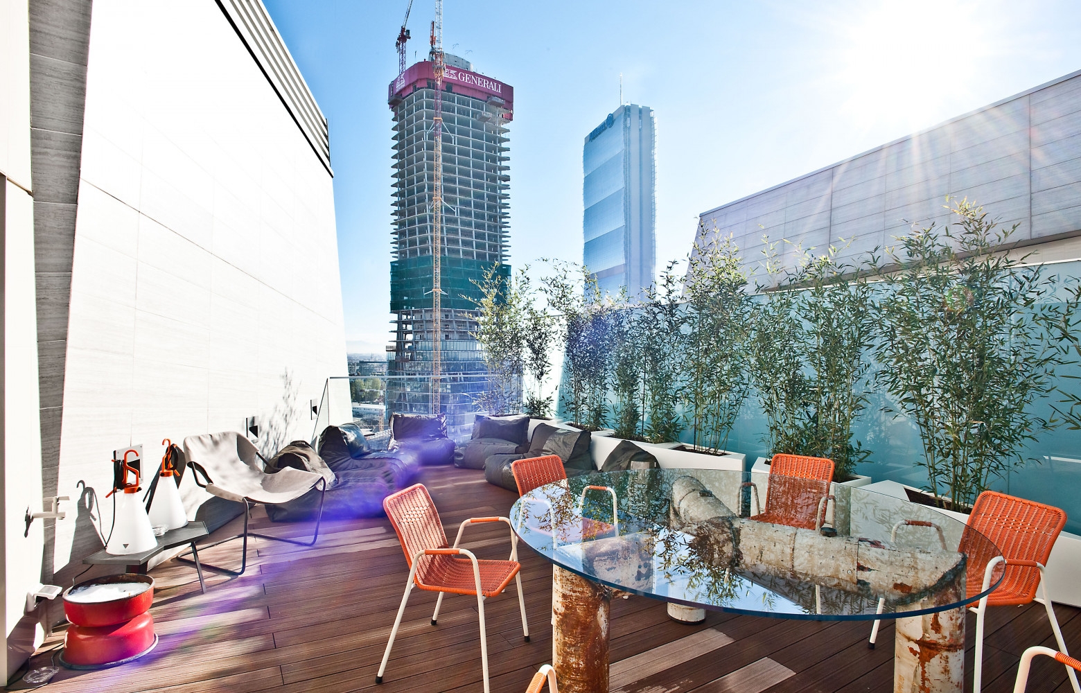 Sur la terrasse, autour de la table "Rag Round", de Piet Hein Eek, fauteuils vintage. À gauche,...