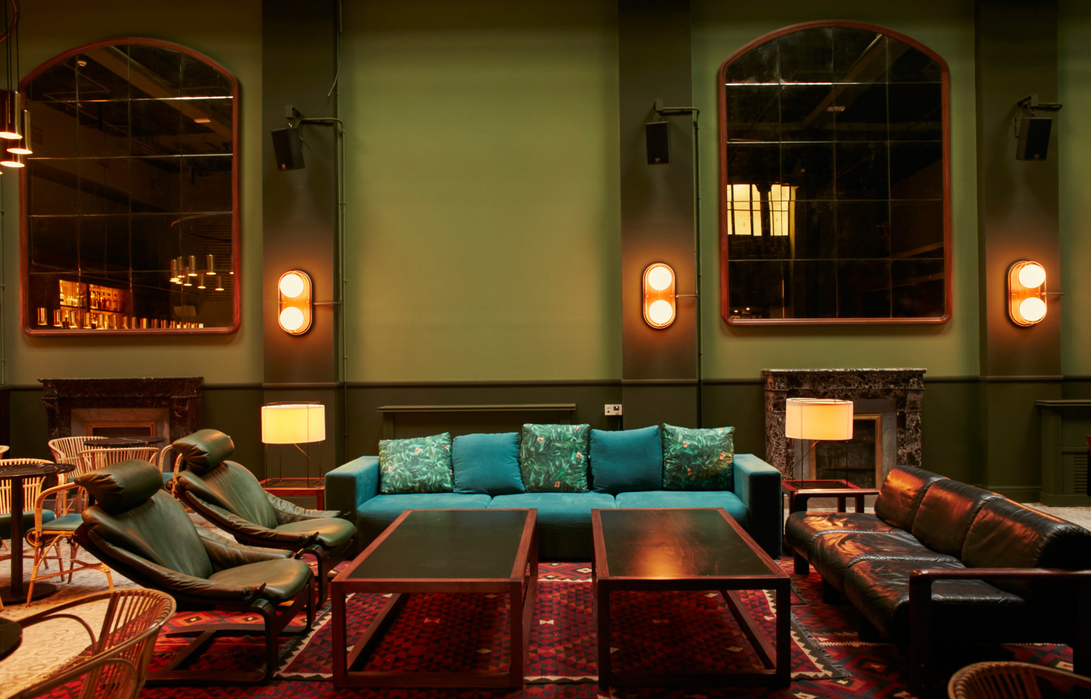 Dans le bar à cocktails Libertine, l’ambiance lounge est à l’honneur avec des harmonies chromatiques bleu-vert qui...