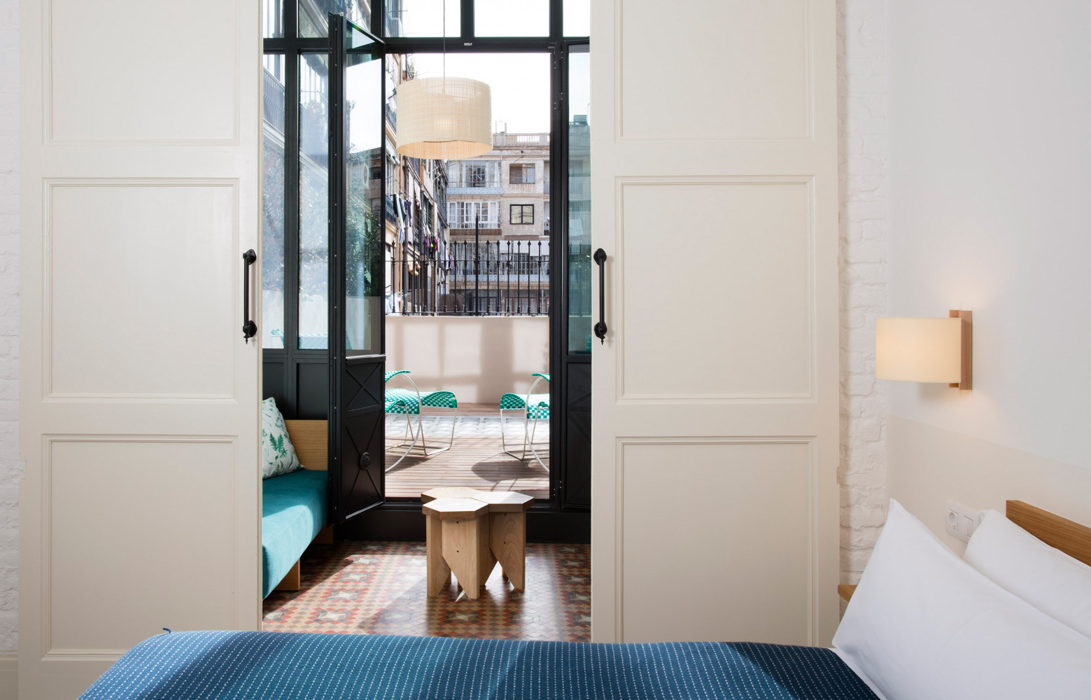 L’une des cinq chambres situées à l’étage principal avec véranda, terrasse privée, douche extérieure, et la lumière...