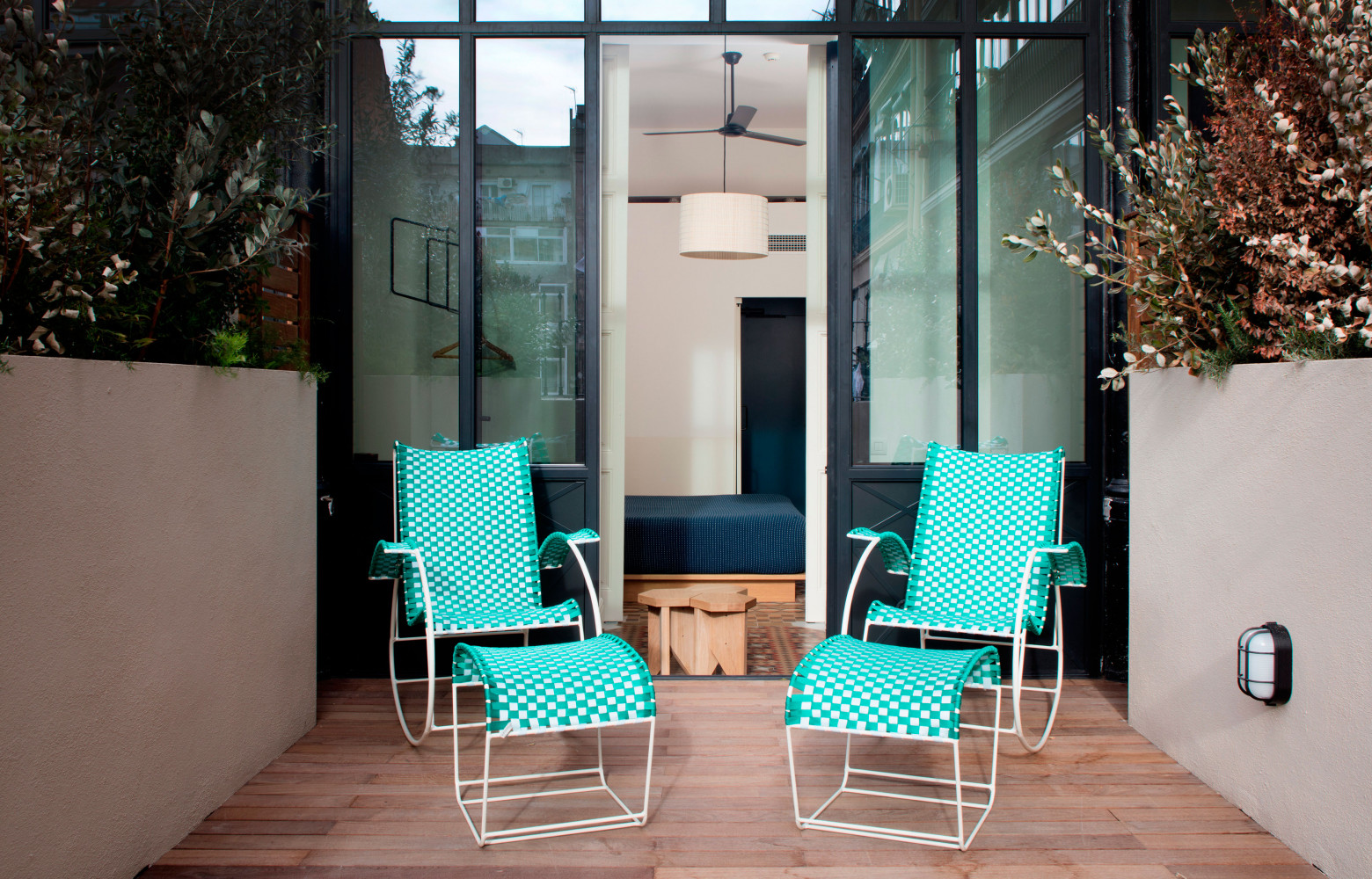 L’une des cinq chambres situées à l’étage principal avec véranda, terrasse privée, douche extérieure, et la lumière...
