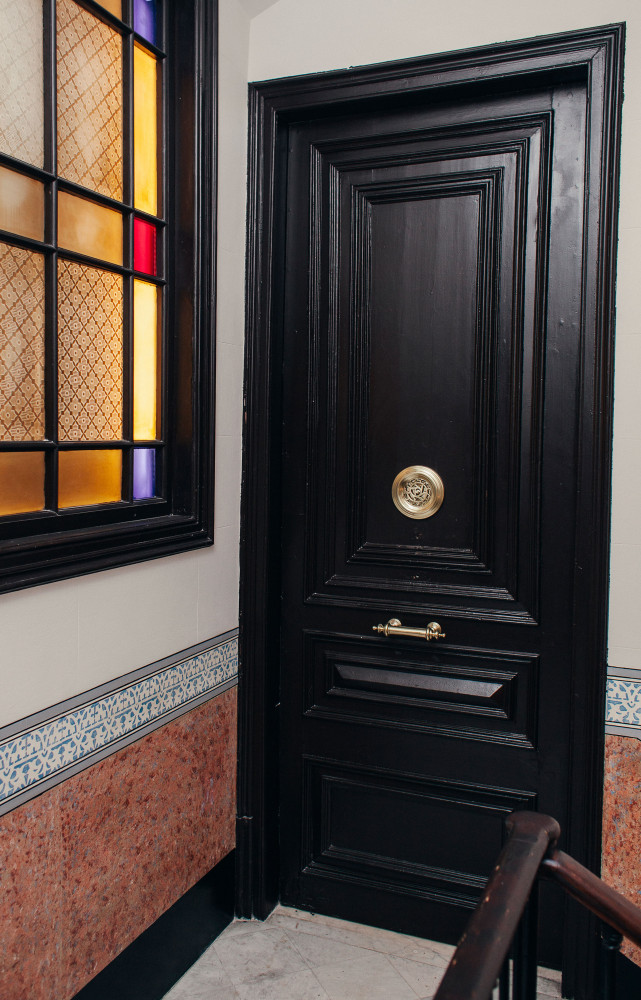 Dans l’escalier principal, les vitraux XIXe renforcent l’impression d’arriver chez des amis plutôt que dans un hôtel...