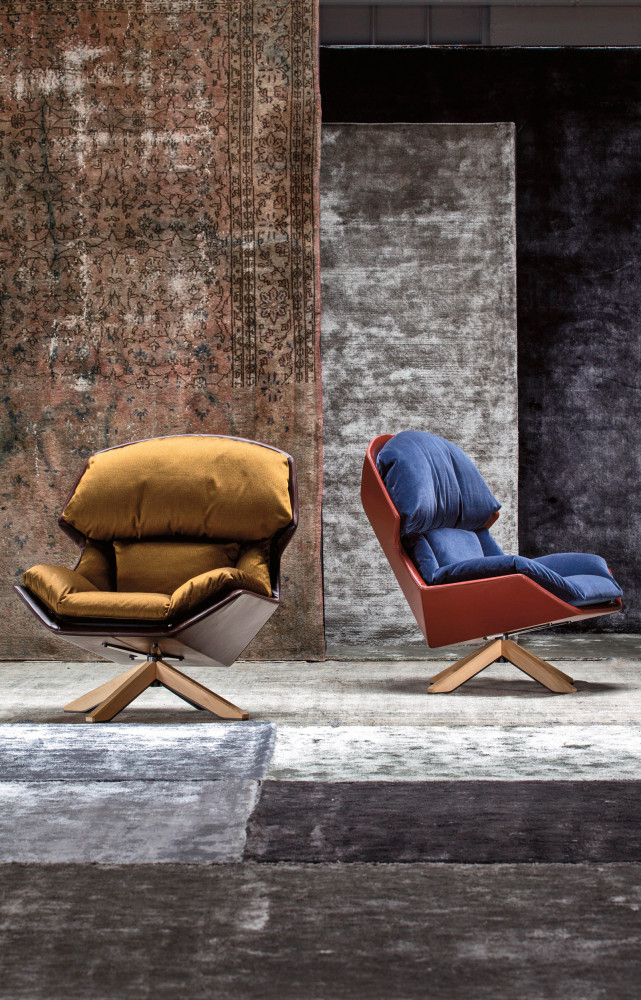 Fauteuil "Clarissa" design Patricia Urquiola (2014). À gauche, il est recouvert de cuir Dark Brown, tissu Rubelli...
