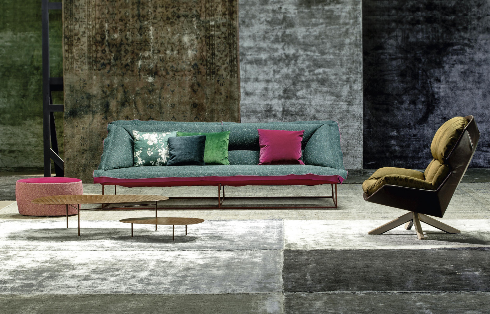 Canapé "Volant", design Patricia Urquiola (2007), tissu Kvadrat "Pilot + Blur Fuchsia/Passion" et "Haakon Viola", base en...