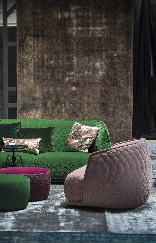 Canapé et fauteuil "Redondo", design Patricia Urquiola (2010). Poufs "Saruyama Islands", design Toshiyuki Kita (2006), tissu Kvadrat...