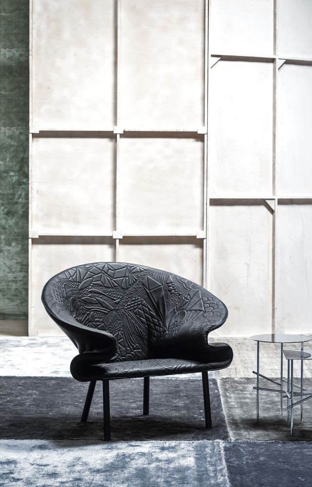 Fauteuil "Doodle", design Front (2013) en cuir brodé. Petite table "Shanghai" en acier chromé, design Patricia Urquiola...