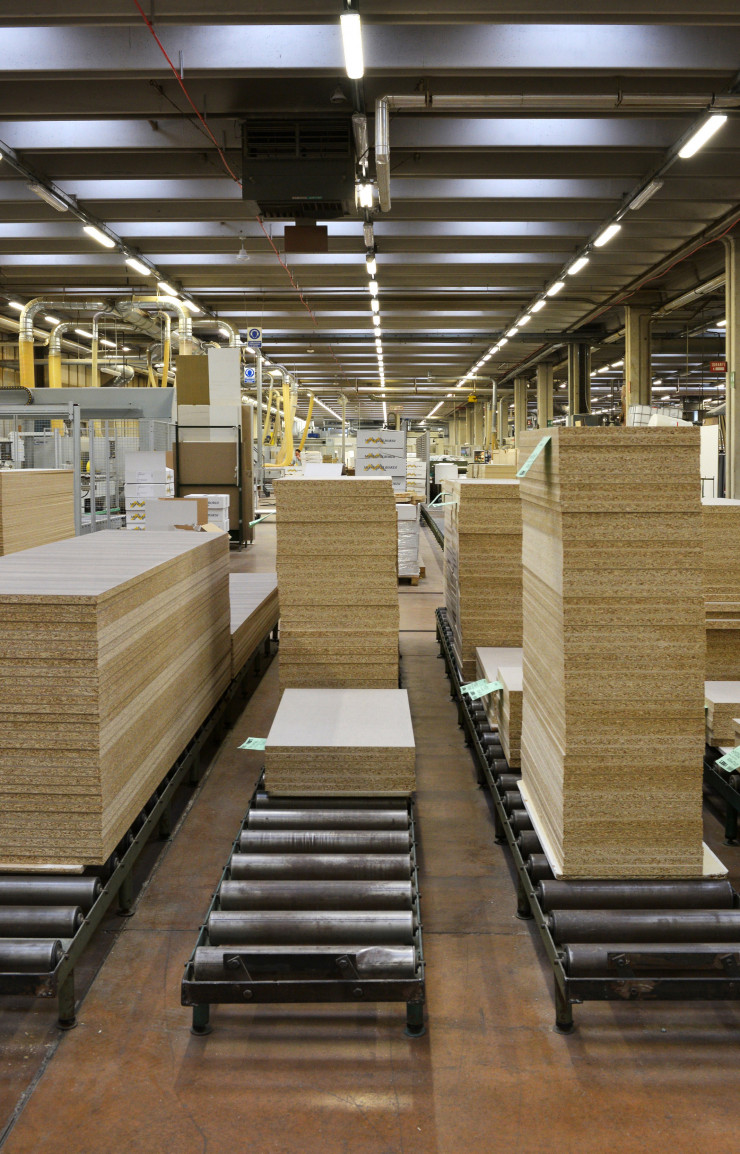 Lema dispose de quantités impressionnantes de panneaux de bois destinés aux dressings et aux range- ments dont il sort quelque 200 unités par jour de l’usine.