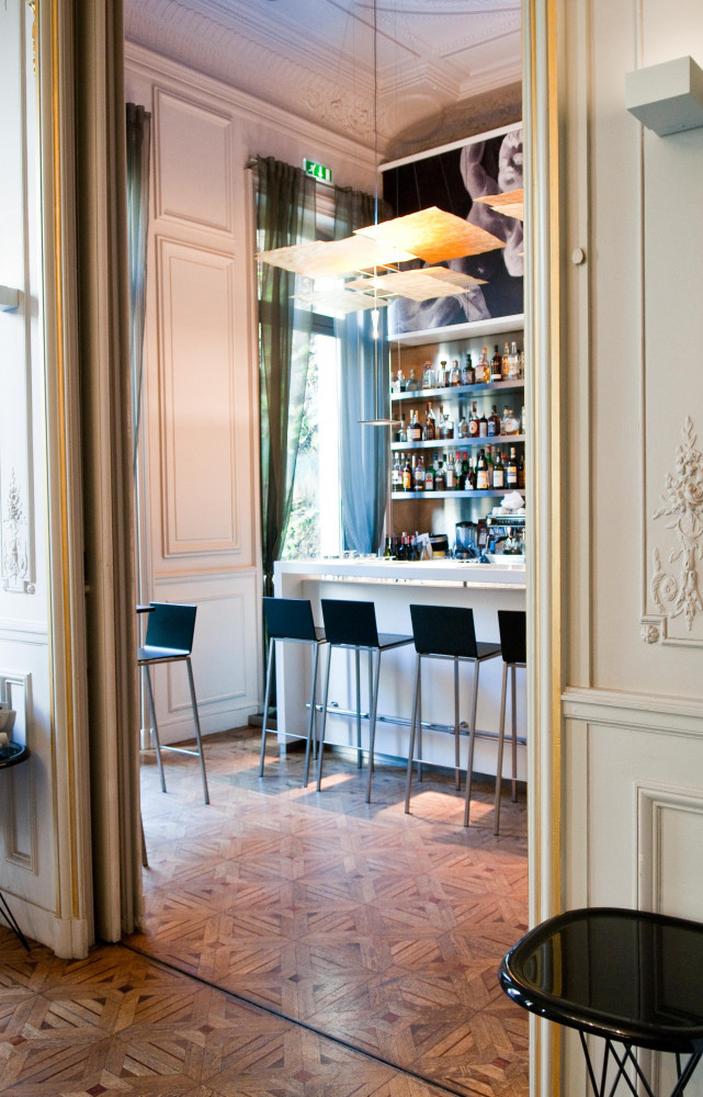 Dans le VIe, le C2 Hôtel, un minipalace, soigne ses atours avec du mobilier signé des Eames,...