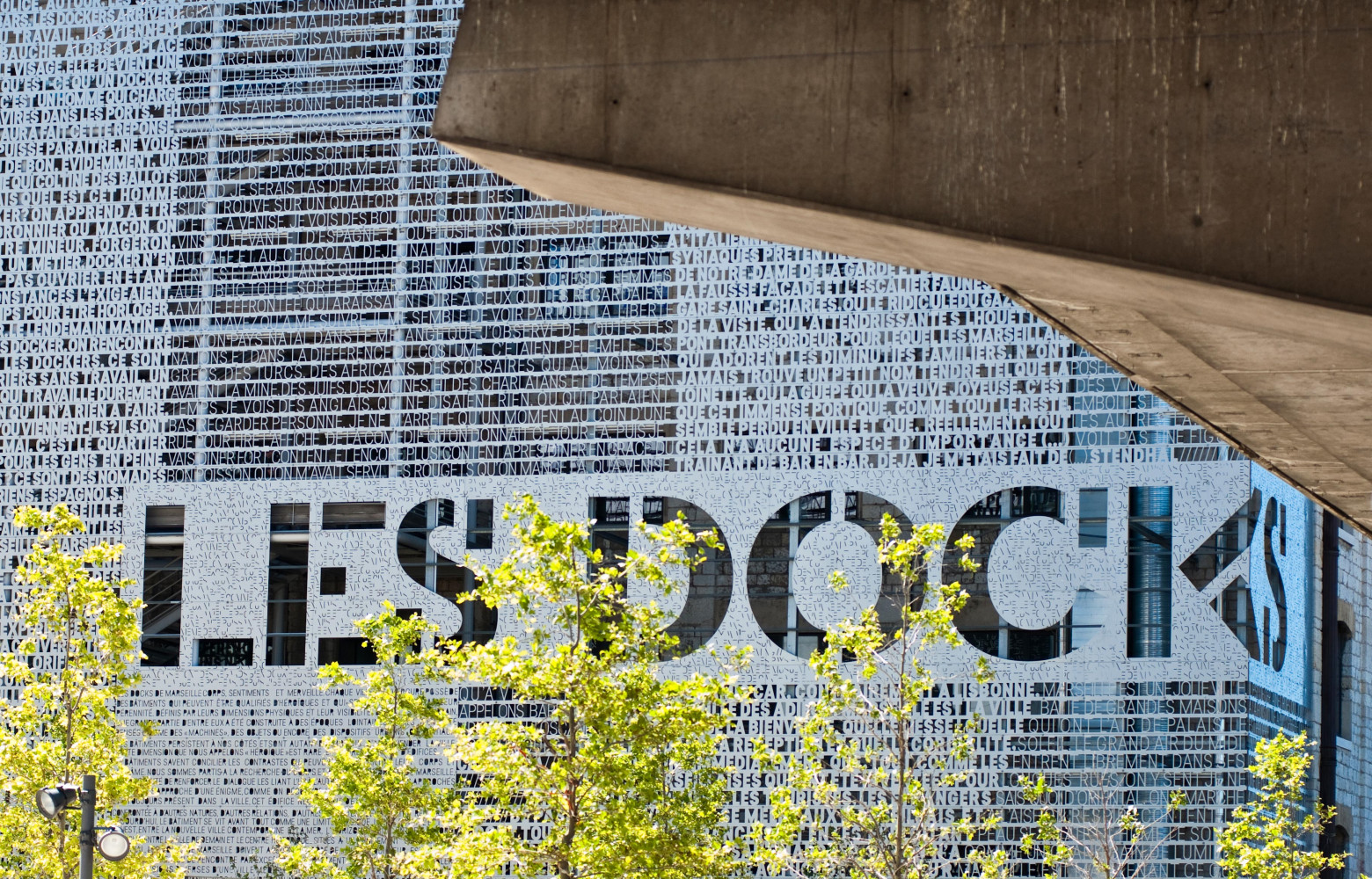 Les Docks Village Marseille réunissent une soixantaine d’enseignes et se parent d’extraits de textes de Stendhal, Balzac,...