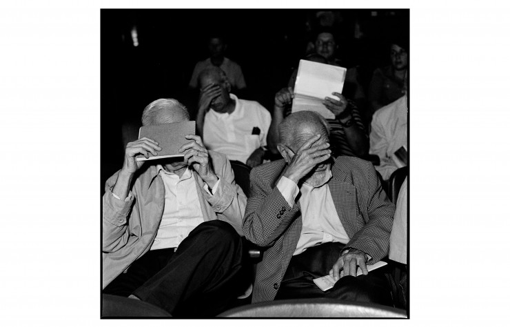 « Anciens militaires cachant leur visage au photographe lors d’une séance de procès où ils sont accusés par l’État argentin de crimes contre l’humanité commis sous la dernière dictature militaire de 1976 à 1983 ». Bahia Blanca, Argentine (février 2012), de João Pina.