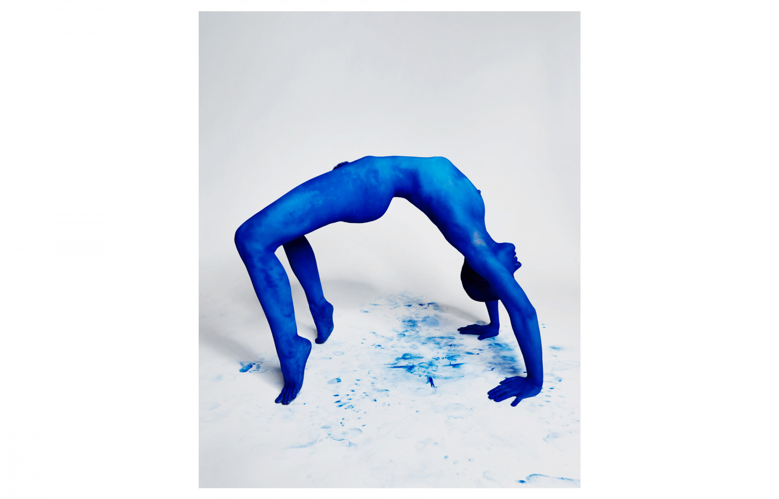 Charlotte Abramow (née en 1993, en Belgique). « À travers la mode, le nu et le portrait,...