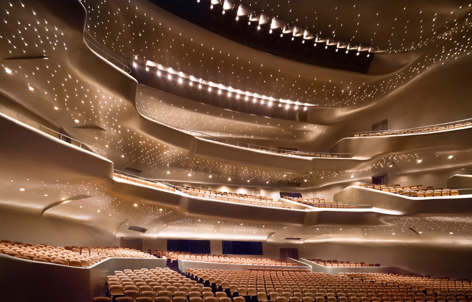 On a souvent accusé Zaha Hadid de construire des objets isolés, sourds à leur contexte. L’opéra de...