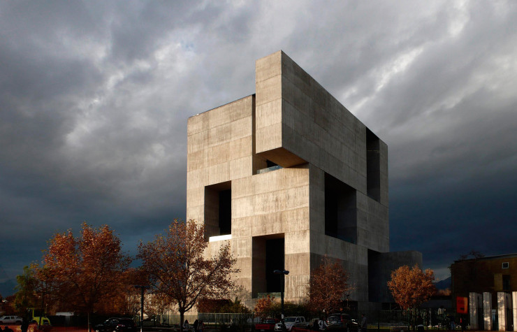 À Santiago, au Chili, l’Innovation Center UC-Anacleto Angelini (2014) prend la forme d’un spectaculaire monolithe de béton aux accents brutalistes. Sur 14 étages, il s’organise autour d’un atrium central et ménage de nombreux espaces ouverts pour une ventilation naturelle du bâtiment.