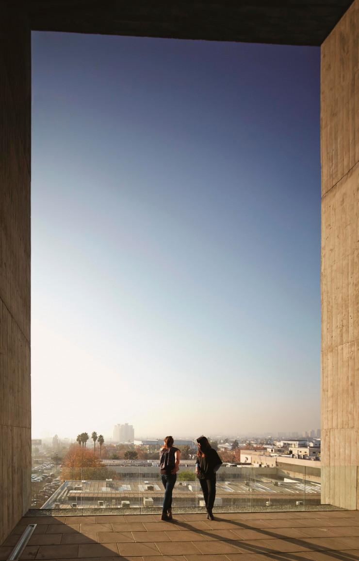 À Santiago, au Chili, l’Innovation Center UC-Anacleto Angelini (2014) prend la forme d’un spectaculaire monolithe de béton aux accents brutalistes. Sur 14 étages, il s’organise autour d’un atrium central et ménage de nombreux espaces ouverts pour une ventilation naturelle du bâtiment.