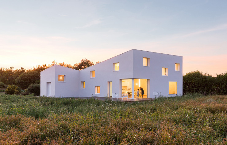 Cette maison construite en Bretagne pour un photographe professionnel présente des formes cubiques et radicales avec ses façades enduites de blanc et sa toiture en zinc. À l’intérieur, l’espace loft a été conçu pour créer, parallèlement au lieu de vie, un studio de photographie.