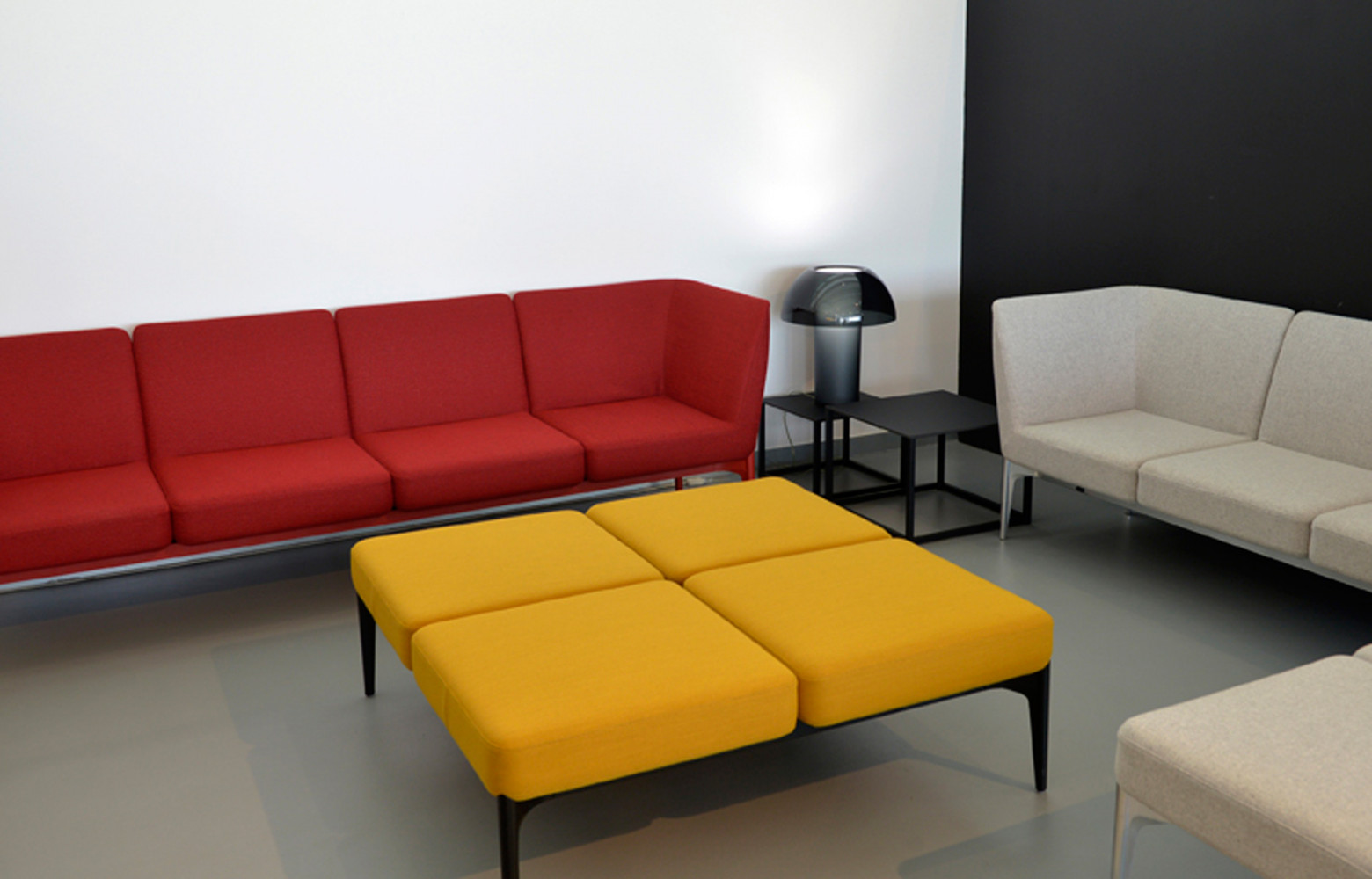 Dans le showroom, la nouvelle collection d’assises modulaires «Social», signée Patrick Jouin.