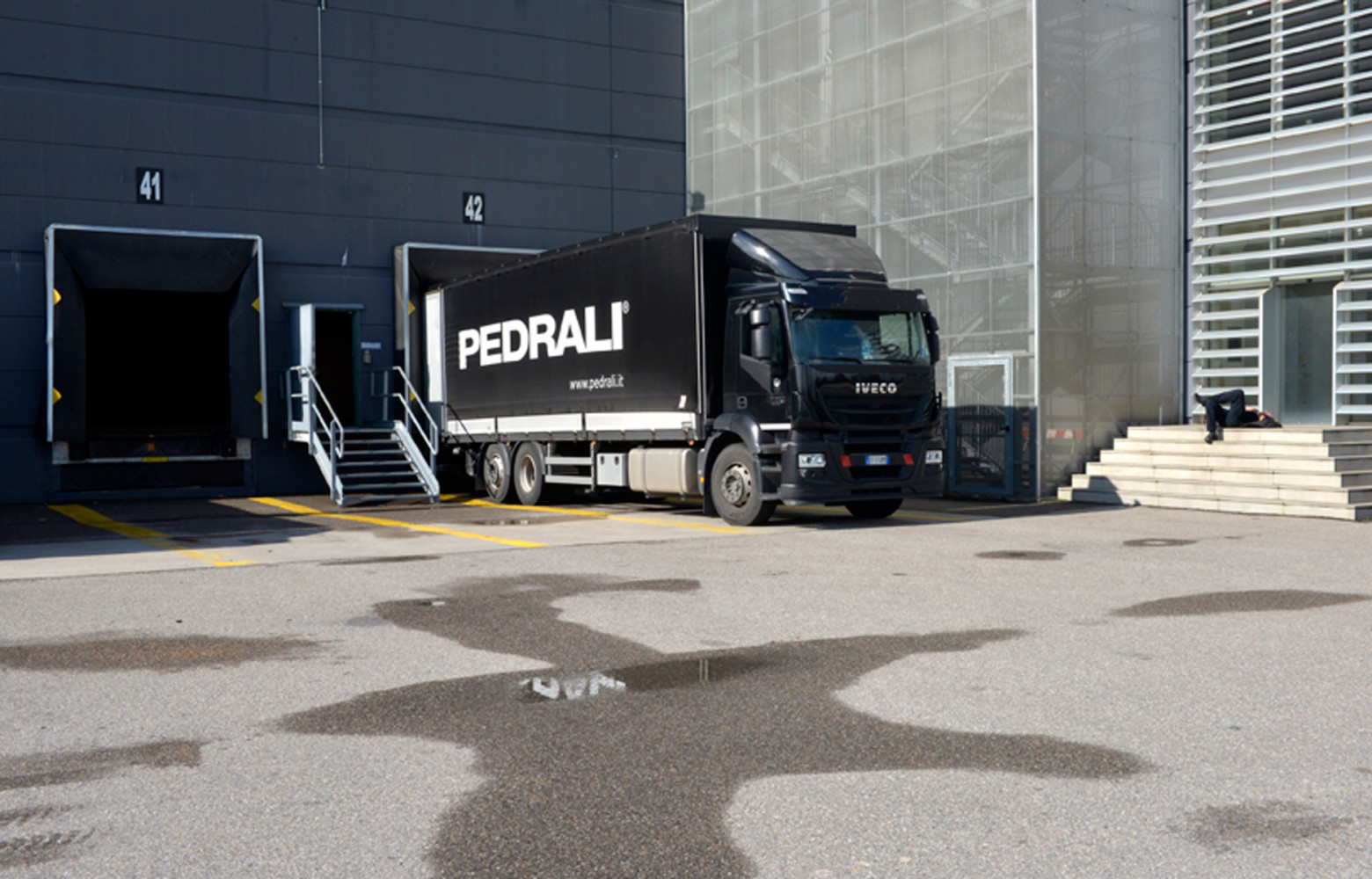 Une centaine de camions en moyenne quitte chaque jour l’entrepôt pour livrer les produits dans toute l’Europe.