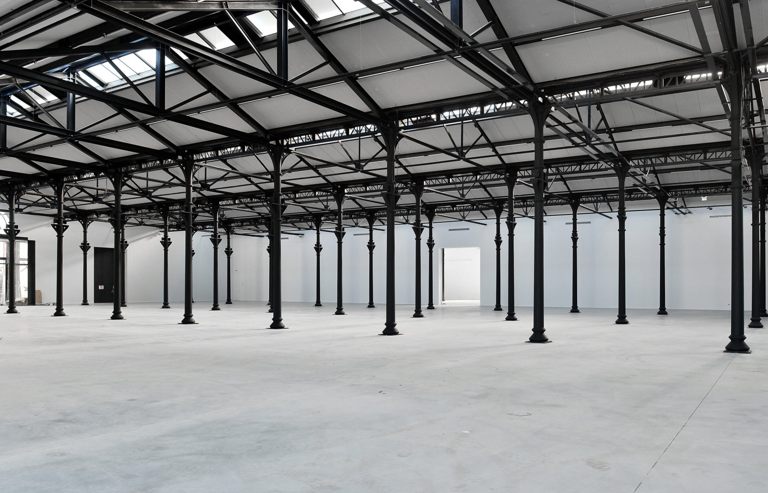 Vue intérieure de la Mécanique Générale dans le Parc des Ateliers Réhabilitée par Selldorf Architects en 2016.