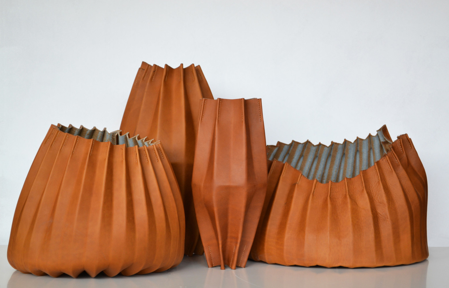 Les contenants de Laëtitia Fortin tirent parti des recherches de la designer sur l'origami du cuir de...