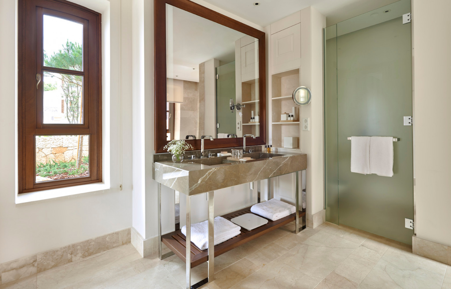 Les salle de bains ont été conçues dans une certaine sobriété.