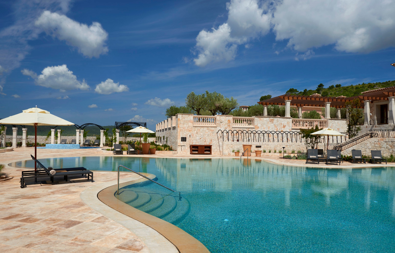 L'immense piscine dont les courbes répondent à celles de la colline où est implanté le resort.
