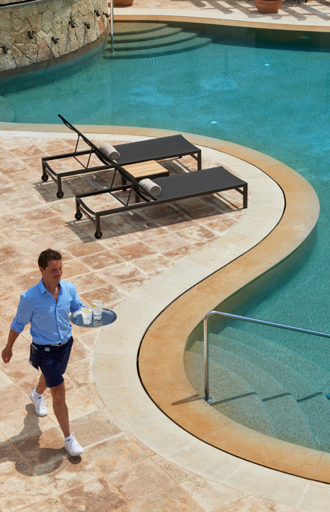 Service baléarique à la piscine.