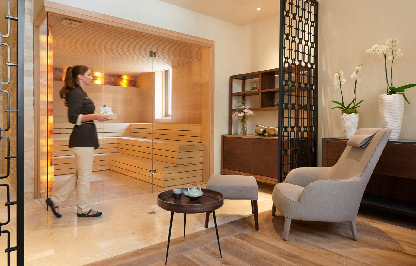 Dans le sauna, le bois rend l'ambiance ultra cosy.