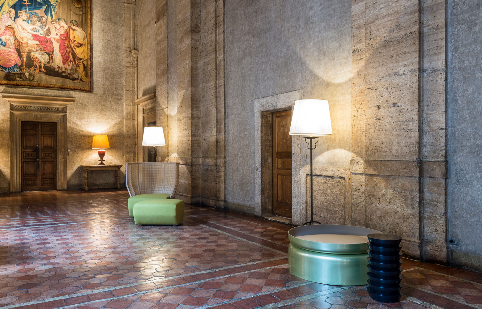 Fauteuil Xistera de Sam Accoceberry (Bosc). Table Flen et guéridon Zlatar de Bruno Moinard.