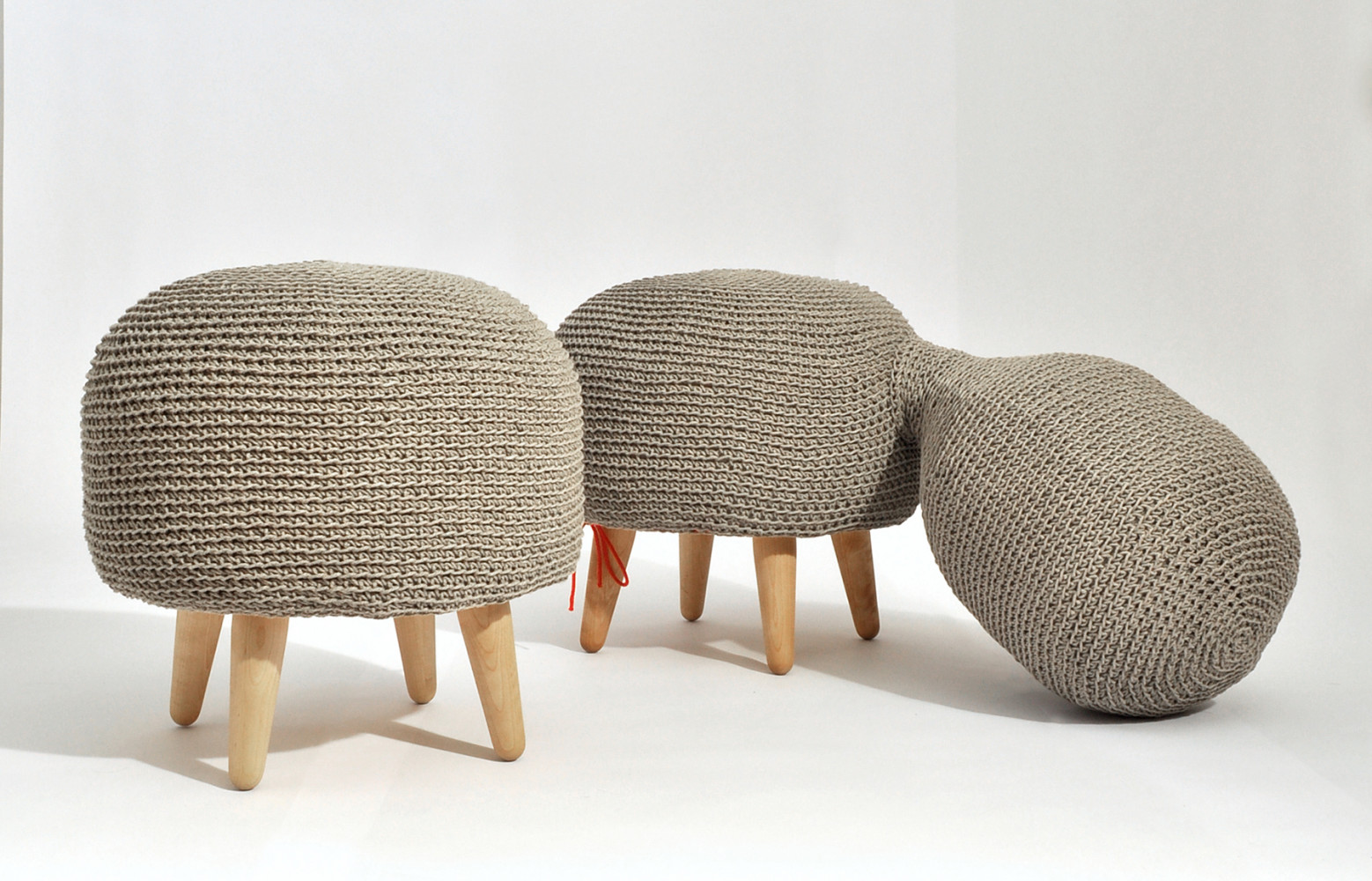 Le collectif letton Sampling a créé du mobilier habillé de chanvre au crochet et baptisé « Farming...