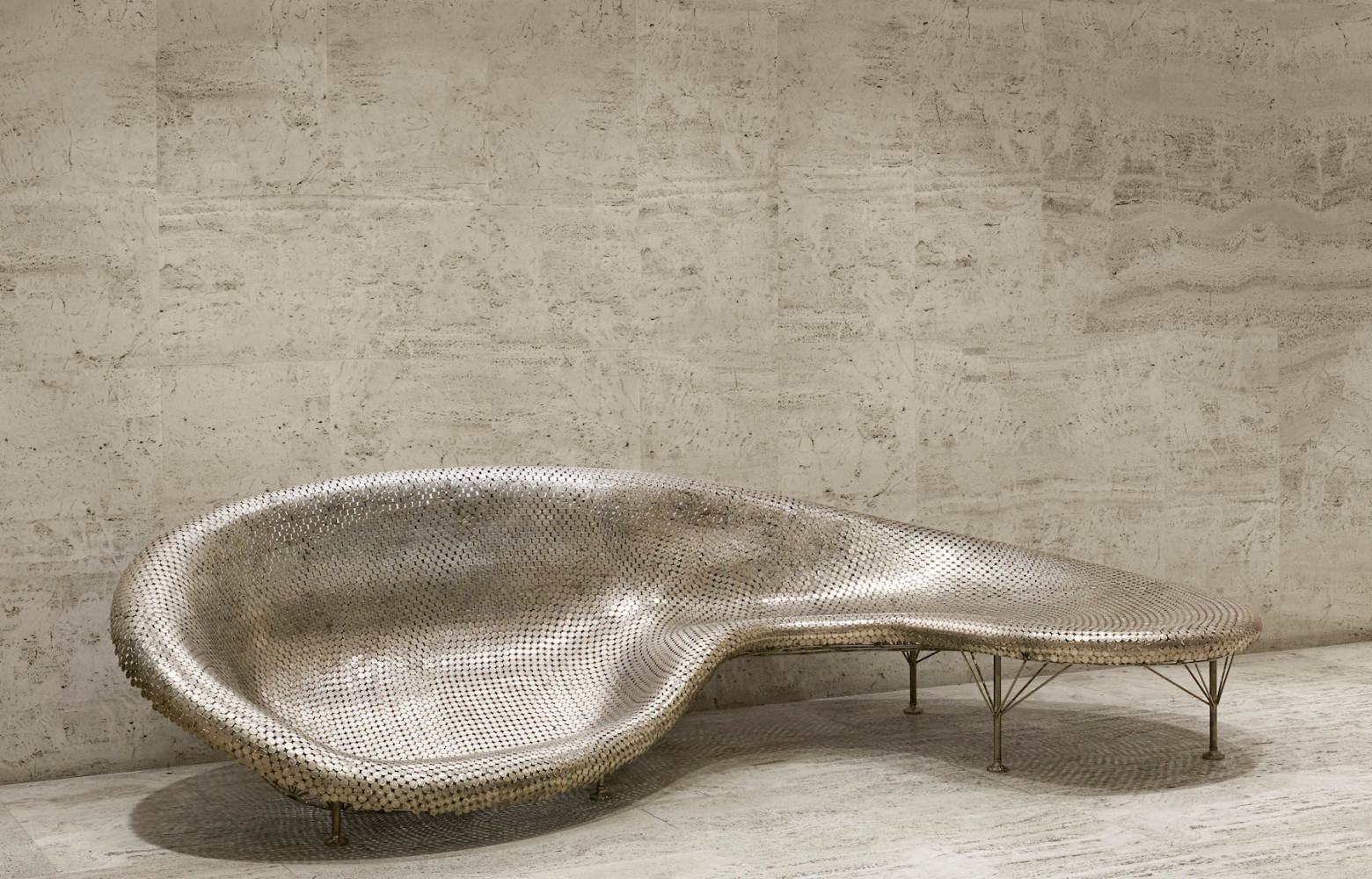 L’un des douze exemplaires de Murmuration (2012), banquette-sculpture de Johnny Swing entièrement réalisée en pièce de monnaie,...