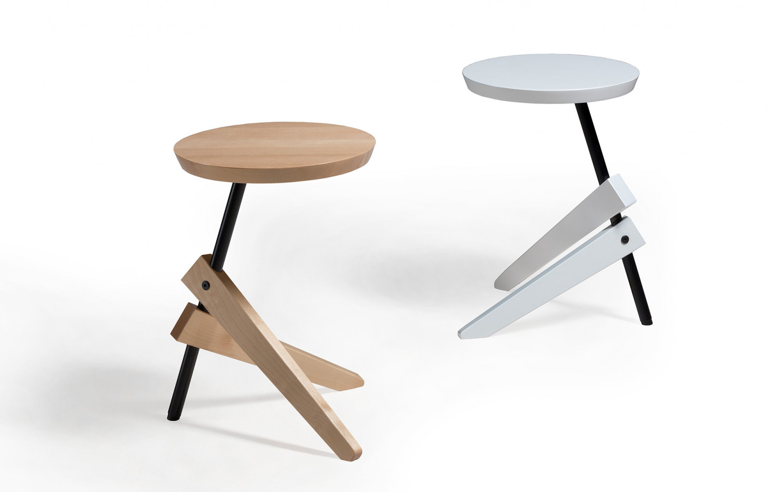 Le tabouret Tripod de l'Estonien Toivo Raidmets mélange pieds en bois et en métal.