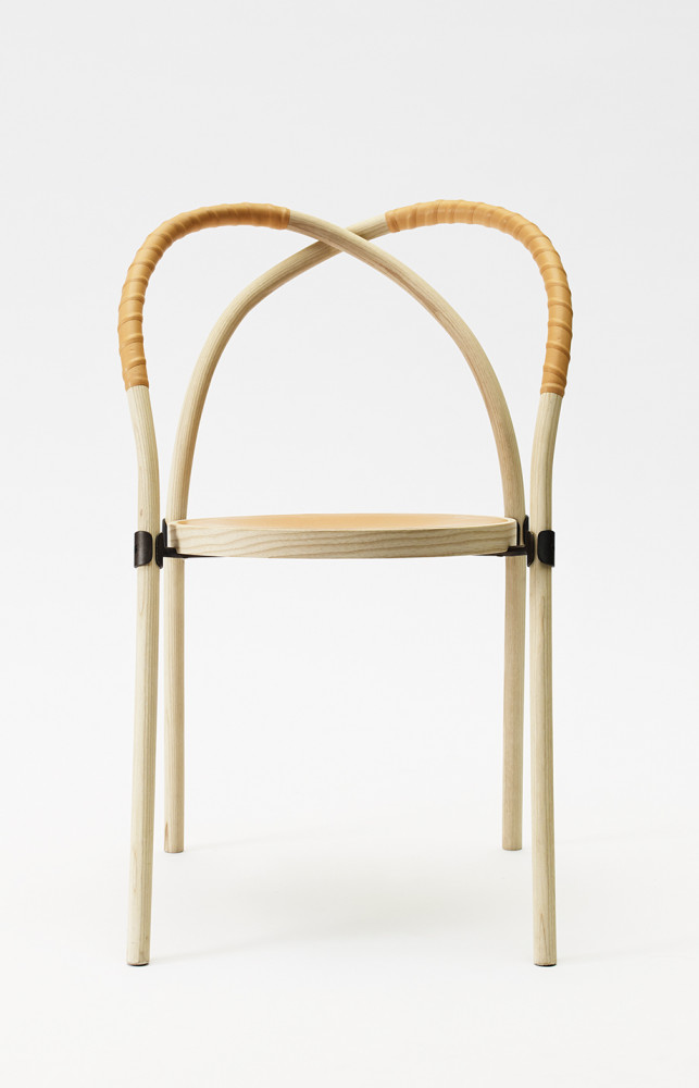 La Bow Chair de Lisa Hilland revisite un archétype suédois de chaise empilable.