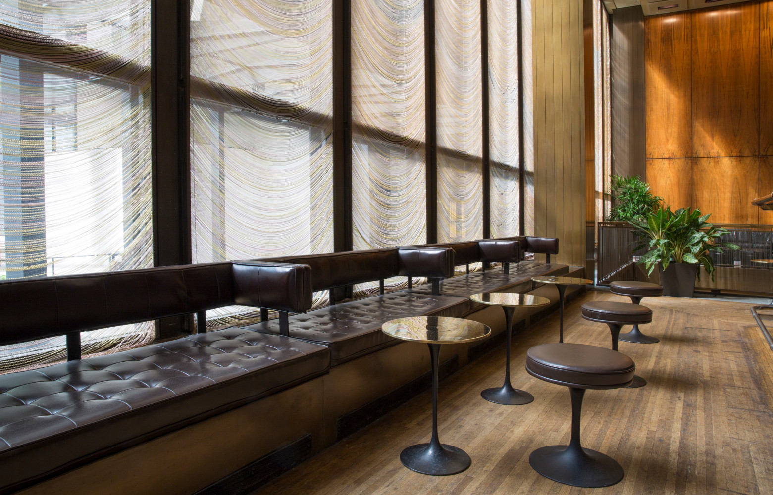 Dans la Grill room, Philip Johnson avait semé des tables Tulip d’Eero Saarinen (Knoll) mais customisées avec...
