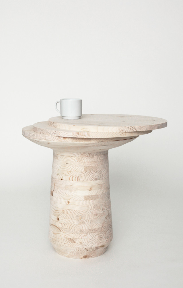 Table Playwood constituée de 33 couches de bois superposées créée par l'Allemande Sylvia Knüppel.