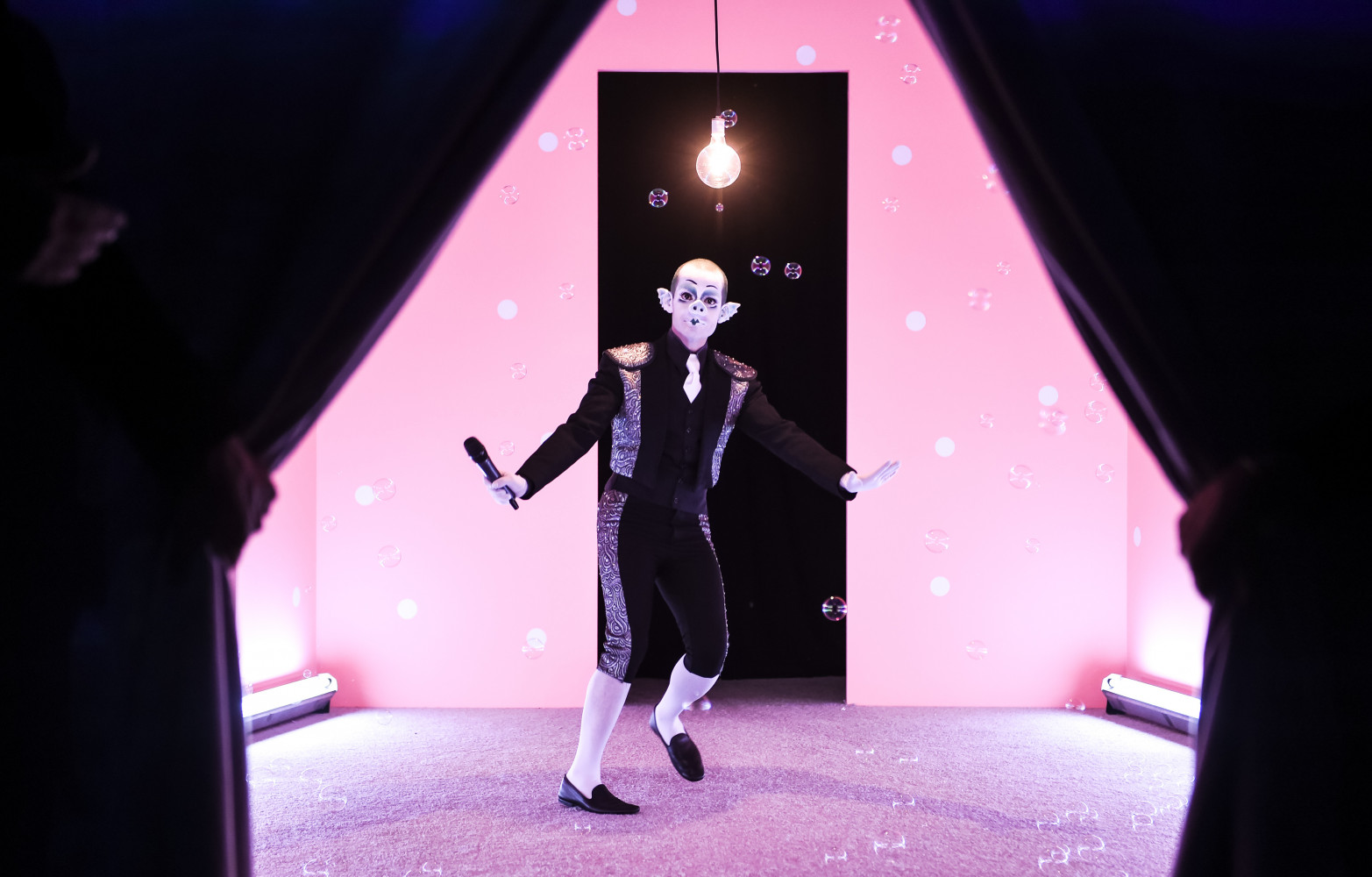 La sensation de la soirée, c’est Carlos Soto : la bouche du chanteur eighties Klaus Nomi et...
