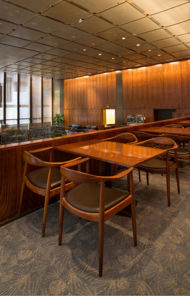 Dans la mezzanine de la Grill room, les convives peuvent s’asseoir sur des chaises de Hans Wegner...