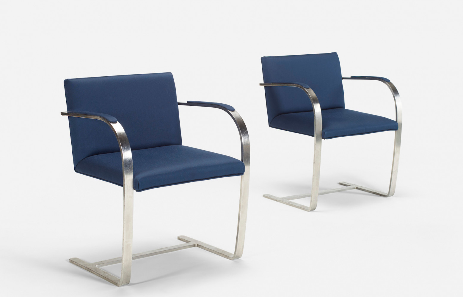 Ces chaises MR50 ont été dessinées en 1930 par Ludwig Mies van der Rohe pour une villa...