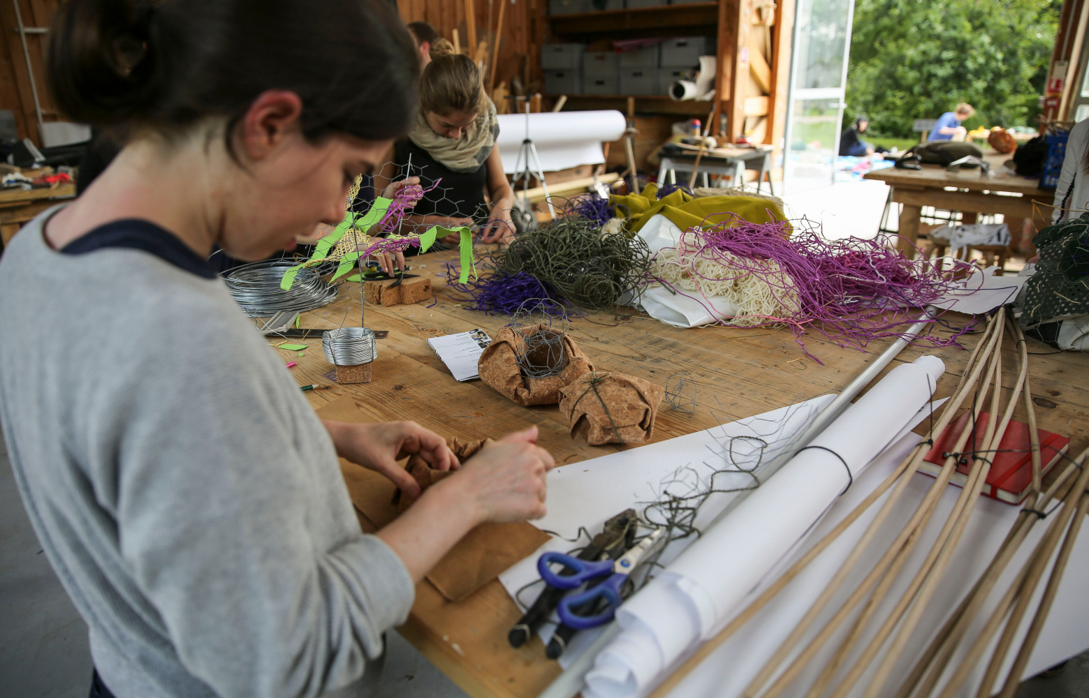 Avec ses stagiaires, Faye Toogood transcende les frontières du design.