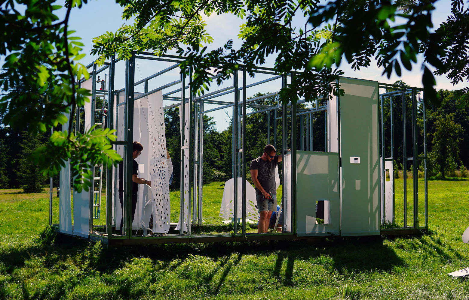 Retour sous la structure en aluminium pour commencer l'accrochage.