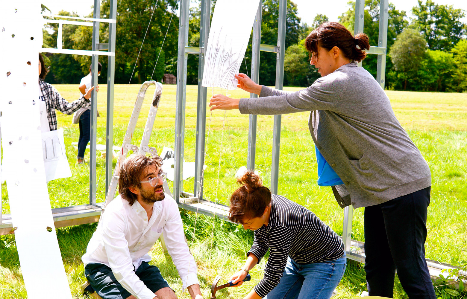Les stagiaires s'activent pour la mise en place de leur œuvre commune.