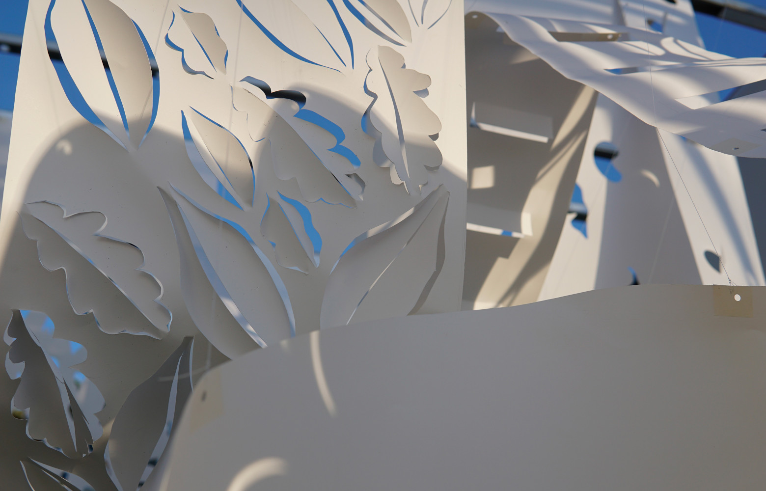 Les feuilles de papier découpé envahissent le site.