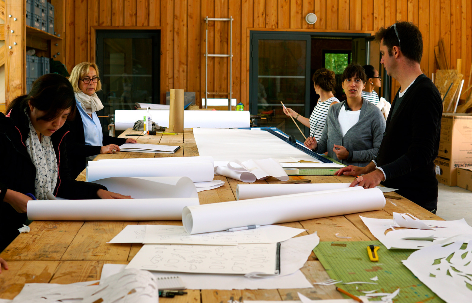 Les stagiaires se retrouvent en atelier pour mettre en commun le fruit de leur travail.