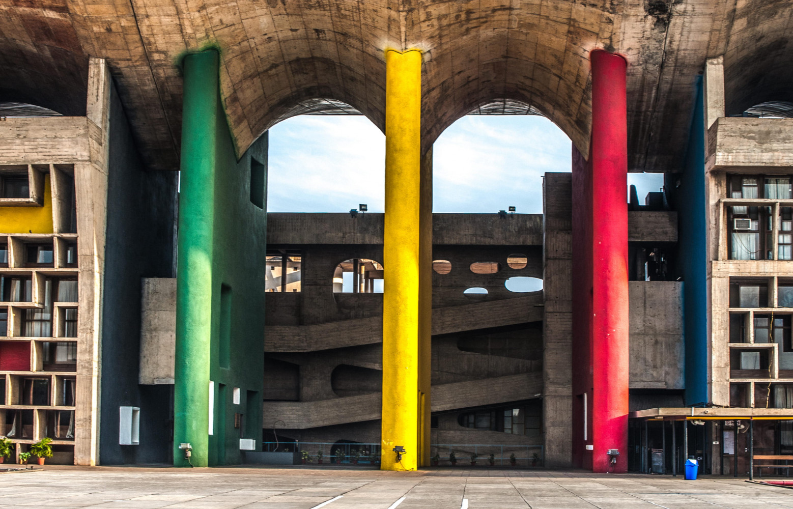 Le Complexe du Capitole signé Le Corbusier et Pierre Jeanneret à Chandigarh (Inde).