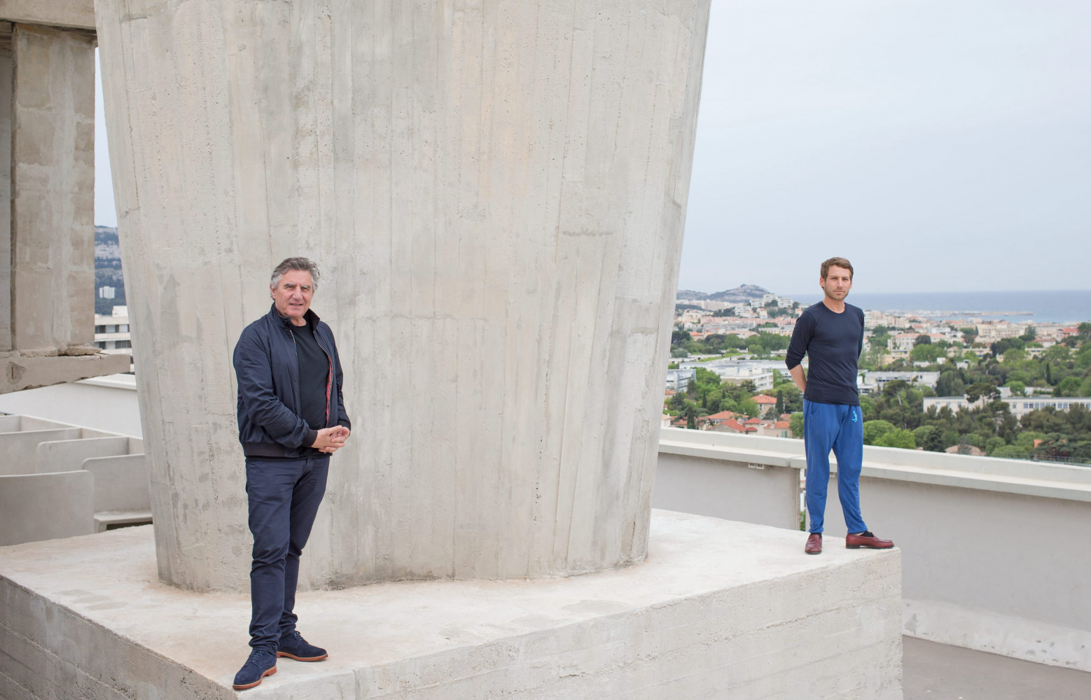 Felice Varini en compagnie du designer Ora-ïto, tête pensante du MAMO.
