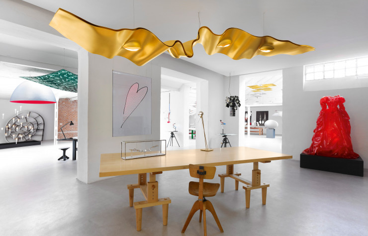 Au showroom de Munich, domine le plafonnier « Golden Ribbon ».