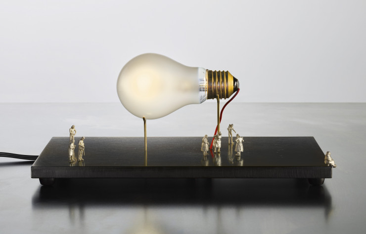 Avec « Monument for a bulb » (2014) de la collection « I Ricchi e Poveri », Ingo Maurer transforme l’ampoule en œuvre d’art.