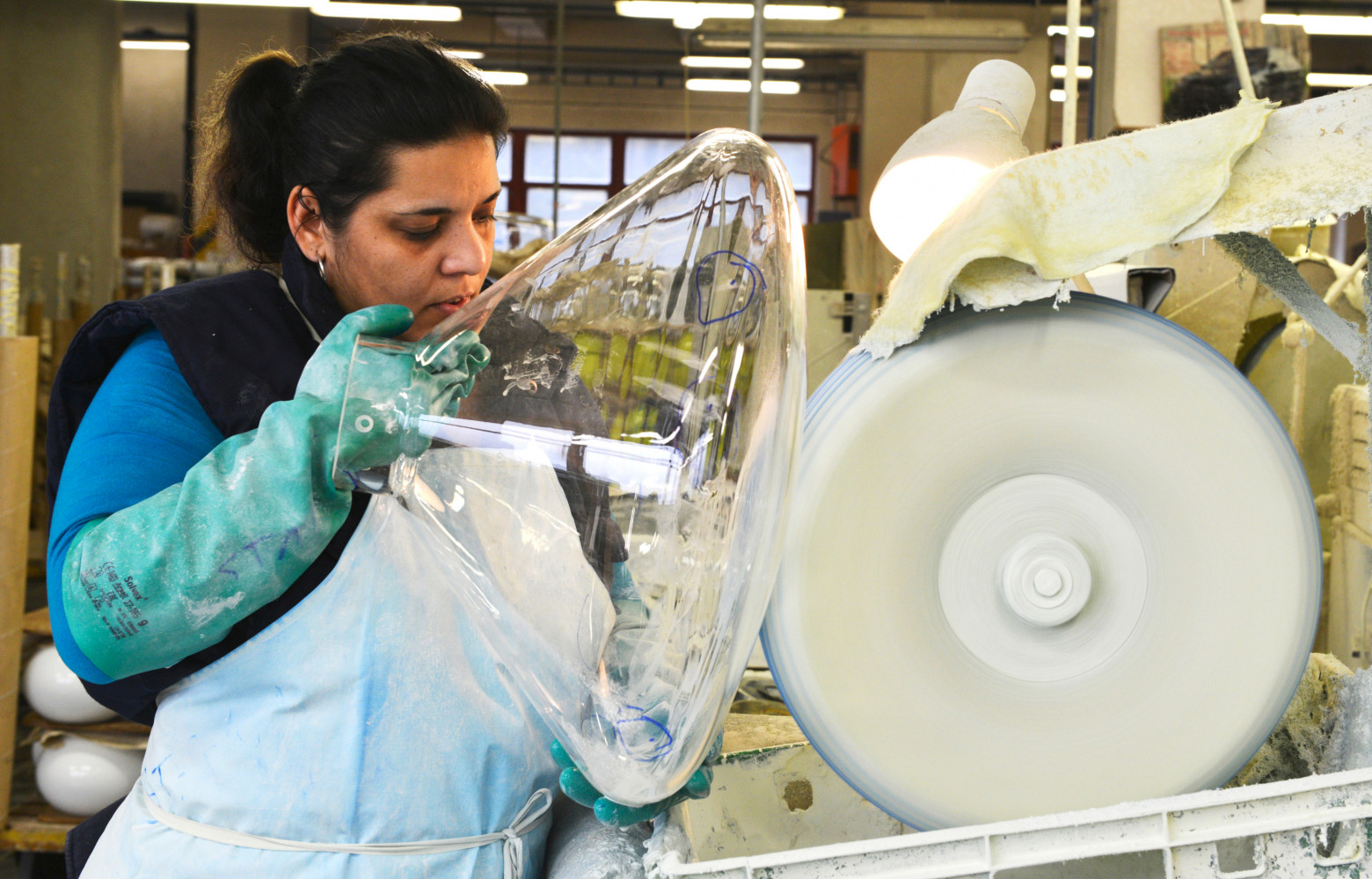 Les imperfections repérées puis marquées sur le verre disparaissent lors du polissage.